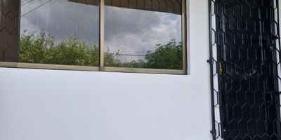 Apartamento en segundo piso de 90 mts, con balcón compartido, sala, comedor, cocina tradicional, zona de labores, tres alcobas con sus closets, un baño, excelente ubicacion, zona residencial, barrio Modelo estrato 4, zona residencial al norte. No tiene parqueadero.