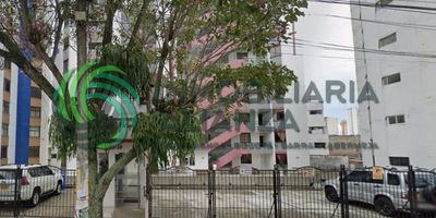 Apartamento en Arriendo en el Barrio Antonia Santos, Piso 8 con 83 metros distribuidos en: sala-comedor con balcón, cocina integral, zona de ropas, espacio adicional para estudio o hall de tv, tres habitaciones, dos baños. Cuenta con parqueadero asignado. El conjunto residencial cuenta con vigilancia las 24 horas.  Está ubicada diagonal al parque de los niños, fácil acceso a trasporte público, carrera 27 y establecimientos comerciales del sector.