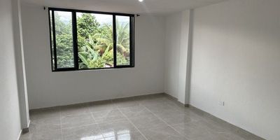 ¡Oportunidad de arriendo en Cristóbal Colón! Acogedor apartamento en tercer piso de 60 m², con piso remodelado, excelente iluminación, hermosa vista con total privacidad y ubicación estratégica cerca de todo. Cuenta con 2 habitaciones con clóset, sala-comedor amplia, cocina tradicional, baño remodelado, zona de lavado y citófono. Está sobre vía vehicular; no tiene parqueadero propio, pero a cuadra y media hay uno privado. Servicios independientes. Ideal para quienes buscan comodidad, accesibilidad y un espacio bien cuidado. Agenda tu visita hoy mismo.