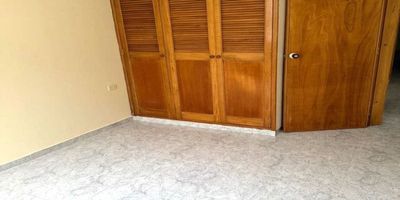 Apartamento primer piso Sotomayor, código 36972. 2 habitaciones, 2 baños, sala comedor, zona de ropas, cocina. Para mayor información y revisar toda nuestra oferta visita nuestra pagina web: estebanrios.com o comuníquese a nuestro PBX: (607) 635 2877