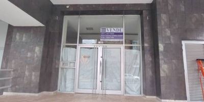 Local con destinación y uso de oficina bancaria. cuenta con oficinas, cocina, baños, Mezzanine, cuarto de aseo, un garaje sencillo cubierto. Vetustez 24 años.  Vr Admón Aprox.. $1.741.937.