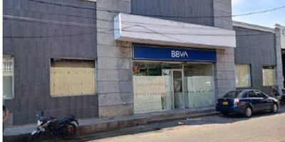 Local distribuido en 2 niveles con destinación y uso de oficina bancaria. Cuenta con oficinas, cocina, zona de archivo, baños y bodega. Vetustez 31 años.