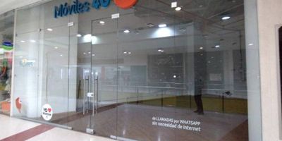 Local comercial con disposición interior. Cuenta con servicios públicos Agua y luz. Vetustez 7 años. Vr. Admón. $2.243.182