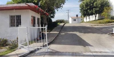 Casa  urbana medianera  con área de terreno: 99 m2 de dos pisos  con las siguientes dependencias; sala, comedor, cocina, 3 habitaciones, estudio, 3 baños, 2 balcones, patio y  garaje. Vr Admón $482.000. Vetustez 8 años.