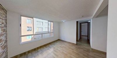 Apartamento en venta de 41m2, con vista interior, ubicado en un 2do piso (Torre 5 Apto 301), acceso por escaleras, parqueadero comunal. Consta de 2 habitaciones, 1 baño, sala comedor, cocina integral y zona de lavandería. Tiene piso cerámico en todas sus zonas. El conjunto cuenta con zonas verdes, zonas infantiles, salón social y vigilancia privada las 24 horas. Cerca a centro comercial Miraflores; cerca a almacenes de cadena tiendas D1; cerca a colegio Celestin Freinet Soacha; cerca a universidad Nacional Abierta y a Distancia; cerca a paraderos de buses; Vías de acceso por la calle 17.
 h_property_nid_ref:  34668654429
 h_property_uuid_detail:  53cfd382-3339-4b4e-9602-5a33ff0b126e
 ubicacion: Soacha,Ciudad Verde
 Inmueble ofertado por nuestro aliado HABI.