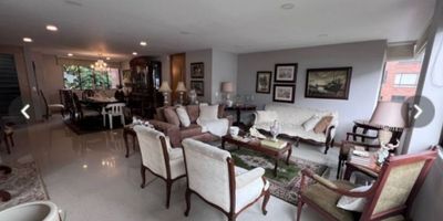 ¡Hola! Hoy te presento un apartamento espectacular en La Tomatera, una de las zonas más estratégicas y apetecidas de El Poblado, Medellín.

Este inmueble ofrece 133 m² de amplitud, confort y diseño moderno, ideal para quienes buscan una vida práctica, elegante y con excelentes accesos.

Características principales


 
 Precio: $890.000.000
 
 
 Área: 133 m²
 
 
 Habitaciones: 2
 
 
 Baños: 3
 
 
 Parqueaderos: 2
 
 
 Piso: 4
 
 
 Administración: $1.500.000
 
 
 Predial anual: $8.241.772
 
 
 Ascensor
 
 
 Unidad cerrada con portería y vigilancia
 
 
 Cuarto útil
 


Descripción

Este apartamento ha sido remodelado con acabados modernos, resaltando la amplitud y luminosidad de cada uno de sus espacios.
Cuenta con:


 
 2 alcobas amplias que ofrecen comodidad y privacidad
 
 
 3 baños completos, perfectos para la dinámica de una familia o visitas
 
 
 Estudio, ideal para trabajar desde casa, estudiar o dedicarte a tus hobbies
 
 
 Zonas sociales amplias, bien distribuidas y con excelente iluminación natural
 
 
 Cocina moderna con acabados renovados
 
 
 Parqueaderos dobles y cuarto útil para mayor conveniencia
 


Ubicación privilegiada

Su ubicación es uno de sus mayores atractivos:
A solo una cuadra de la Avenida El Poblado, con acceso inmediato a:


 
 Zonas bancarias
 
 
 Centros comerciales
 
 
 Restaurantes
 
 
 Todo tipo de servicios a pocos pasos
 


Vivir aquí significa disfrutar de comodidad, conectividad y un entorno tranquilo, sin sacrificar la cercanía a lo esencial.

Este es un apartamento perfecto para quienes buscan espacios amplios, modernos y bien ubicados.
Si deseas conocerlo en persona, contáctanos para agendar una visita.
¡Estoy seguro de que te va a encantar!
