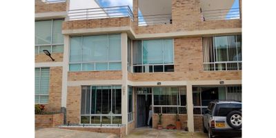 9649FR731

Muy bonita y acogedora casa con excelente iluminación y amplios espacios, cerca de 180 m2. Consta de 4 habitaciones, 4 baños, cocina integral, amplia zona de ropas, estudio, gran terraza con excelente vista. La casa tiene 3 niveles, en el ultimo esta la terraza. 

Esta casa está situada en uno de los mejores barrios de Fusagasugá, muy central y recursivo.

Fusagasugá está situada a menos de una hora de Bogotá, es conocida como la ciudad jardín de Colombia por sus hermosos paisajes y atardeceres, actualmente se considera como el nuevo barrio templado de Bogotá por su cercanía y su llegada por espectacular autopista de 3 carriles.
