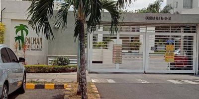 VENDO   apto valle del Lili a 4 cuadras  de la Simón Bolívar,   80 metros aproximados  tres   alcobas,   principal con baño y  Vestier más baño de alcobas,  estudio,   balcón,  zona de oficios,   un parqueadero  en sótano. El conjunto  cuenta con zona   social,  baño turco, gimnasio,  ascensor,  jardines,  parqueaderos para visitantes.   Es un cuarto piso.   Valor  320 millones