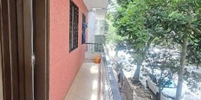 CASA LOTE CON UN AREA DE 99MTS Y AREA CONSTRUIDA DE 164.62MTS, TIENE DE FRENTE9.06 Y DE FONDO 11.07, EL DORADO, PROPIEDAD 100 X CIENTO LIBRE, ESTRATO 3, CUENTA CON UN LOCAL DE 16,48MTS CON BAÑO, APARTAMENTO PRIMER PISO DE 60,50MTS, SALA, COMEDOR, 1 BAÑO ENCHAPADO SIN CABINA, PATIO, HABITACION SIN CLOSET, ILUMINADO, VENTILADO, PISO EN CERAMICA, APARTAMENTO SEGUNDO PISO DE 56,96MTS, SALA COMEDOR, ESCALERAS PARA LA TERRAZA, BALCON AMPLIO, 3 HABITACIONES, 1 BAÑO CABINADO EN ACRILICO, COCINA INTEGRAL, RED DE GAS, 1 BAÑO CABINADO EN ACRILICO, PISO EN CERAMICA, ILUMINADO, VENTILADO Y TERRAZA DE 60,88MTS, EXCELENTE UBICACION, SECTOR PLANO, ALIMENTADORES DEL METRO CERCA. 