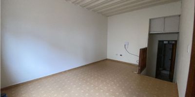 ARRIENDO CASA EN EL GUAMAL MANIZALES

Oportunidad única para quienes valoran la calma y la conexión con la naturaleza, ideal para una vida apacible. Ideal para familias o profesionales que buscan un hogar iluminado, fresco y listo para ser habitado en una zona residencial.

Detalles de la Casa Iluminada y Fresca

La vivienda unifamiliar de 85 m2, ubicada en un primer piso, destaca por su excelente iluminación natural y una temperatura siempre agradable. Dispone de tres habitaciones confortables y un baño, con el beneficio de armarios empotrados y una práctica zona de lavandería. Sus acabados incluyen un resistente suelo de cerámica o mármol y doble ventana, ofreciendo privacidad y confort. Es una propiedad amigable que admite mascotas y cuenta con todos los servicios básicos: agua, electricidad y gas domiciliario.

Entorno y Acceso Residencial

Situada en El Guamal, esta casa se beneficia de una calle poco transitada que asegura un entorno muy tranquilo con agradables espacios verdes a la vista. El acceso es pavimentado, cercana a la zona urbana, con fácil conexión a vías principales y transporte público cercano. La ubicación es estratégica por su proximidad a colegios, universidades y parques, ideal para la vida familiar.

Contáctanos

Asegura tu visita a este acogedor hogar en El Guamal y resuelve todas tus dudas con un experto. Escríbenos ahora mismo a nuestro WhatsApp para coordinar una visita y conocer esta excelente opción de arriendo.


 
