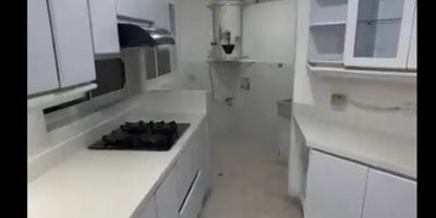 Apartamento en Arriendo en el Sector de Laureles. Este apartamento de aproximadamente 168 metros cuadrados ofrece un diseño cómodo y funcional. Cuenta con 3 alcobas, 3 baños, alcoba y baño del servicio, sala comedor iluminada, cocina integral, zona de ropas, 4 balcones, estudio ideal para trabajo remoto, 3 clósets, 1 closet de linos y 1 vestier. Además, dispone de parqueadero privado y un cuarto útil para mayor almacenamiento.
Se encuentra ubicado en un Edificio que ofrece portería 24 horas. Su ubicación estratégica permite fácil acceso a rutas de buses integradas al metro, vías principales como la Av. 33, cerca a la iglesia de Santa Teresita, Universidad Pontificia Bolivariana, además de cercanía a supermercados, centros comerciales y otros servicios esenciales. Código del inmueble 447-13470
