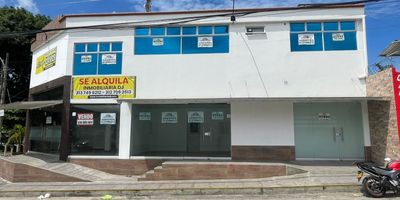 1 piso:18 oficinas, 8 baños (1 para discapacitados), sala de recibo
2 piso: 9 oficinas (1 oficina con sensor de incendio) 3 baños, cocina