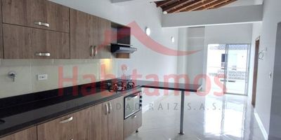 Ubicado en el exclusivo barrio La Aldea, en el sector La Cruz, este apartamento de 68 m² te ofrece un estilo de vida envidiable. Disfruta de la tranquilidad de una unidad cerrada, rodeado de una comunidad segura y bien cuidada.Imagina despertar cada mañana con vistas panorámicas que te conectan con la naturaleza. Este espacio acogedor, con su diseño moderno y distribución inteligente, te brindará la comodidad que buscas. Desde las amplias ventanas, podrás apreciar la belleza del entorno, mientras te relajas en la privacidad de tu hogar. Sumérgete en un ambiente de serenidad y bienestar, a solo pasos de todo lo que necesitas.