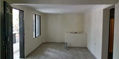 Casa excelente ubicación cerca al parque de Belén a bancos parques iglesias cerca a cooperativas al cerca de epm inmobiliarias centros comerciales excelente transporte cerca a la estación de gasolina supermercados almacenes a zonas industriales centros medicos restaurantes cerca al metro plus escuelas colegios casa muy amplia consta también de bañera 
