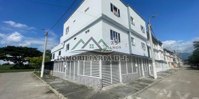 Primer piso
Sala comedor
Garaje
Cocina Integral
Baño
Zona aseo
2 habitaciones con closets