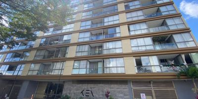 Apartamento interior amplio e iluminado.