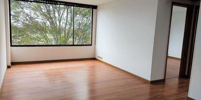 Arriendo apartamento  en Santa Barbara Alta , lugar muy tranquilo con una vista a arboles muy especial , buena iluminacion natural y temperatura agradable., muy cerca al  centro comercial Hacienda Santa Barbara y Usaquen ,mercados y bancos .. Consta de sala-comedor y dos cuartos con piso laminado, un baño, cocina con ventana, estufa eléctrica y a gas, zona de ropa y espacio para lavadora y secadora y nevera, calentador de agua a gas de paso, garaje cubierto y depósito. . Seguridad 7/24.