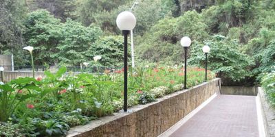 Arriendo apartamento  en Santa Barbara Alta , lugar muy tranquilo con una vista a arboles muy especial , buena iluminacion natural y temperatura agradable., muy cerca al  centro comercial Hacienda Santa Barbara y Usaquen ,mercados y bancos .. Consta de sala-comedor y dos cuartos con piso laminado, un baño, cocina con ventana, estufa eléctrica y a gas, zona de ropa y espacio para lavadora y secadora y nevera, calentador de agua a gas de paso, garaje cubierto y depósito. . Seguridad 7/24.