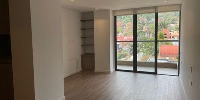 Vendo exclusivo apartamento moderno en Santa Ana Oriental de 60 mt2 y balcón con linda vista a los cerros orientales en un edificio de excelentes zonas comunes como gimnasio , restaurante, bar , terraza comunal , biblioteca .Especificaciones y arquitectura de alta gama .   El apartamento cuenta con una habitación ,  cocina abierta, sala comedor, balcón y un baño, Una zona con recursos como supermercados, centro comercial , gastronomía, seguridad 24/7 en una zona ambientalmente protegida que brinda mucha tranquilidad .