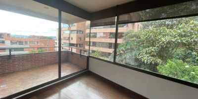 En arriendo: espectacular apartamento moderno con terraza en exclusivo sector de Bogotá calle 81 con cra 4 .
Descubre este estupendo apartamento moderno ubicado en una de las zonas más exclusivas y tranquilas de Bogotá. Rodeado de naturaleza y con condiciones ambientales privilegiadas, ofrece el equilibrio perfecto entre comodidad, elegancia y bienestar.
El apartamento cuenta con tres amplias zonas sociales ideales para compartir y disfrutar en familia, además de un acogedor estudio con vista a los árboles, un espacio inspirador y sereno. Dispone de tres habitaciones generosas en espacio, la principal con baño privado y walking closet.
La terraza privada es un lugar perfecto para relajarse, disfrutar del aire fresco y conectar con el entorno verde que rodea la propiedad.
El edificio ofrece una hermosa recepción, salón comunal, y vigilancia 24 horas, garantizando seguridad y tranquilidad. Está ubicado en una carrera cerrada y arborizada, con excelentes vías de acceso