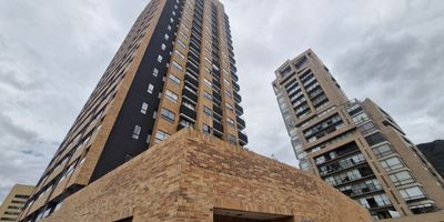 Moderno apartamento en exclusivo proyecto Citadinno, una de las mejores zonas de valorización en Bogotá, Ubicado en Centro Internacional- Teusaquillo – excelente acceso a transporte público, universidades, zona financiera y corredores principales viales y a sitios de interés Cultural, Turístico, Gastronómico

Características: Área aprox.: 35 m²
• 1 habitación – 1 baño
• Espacio de estudio 
• Cocina tipo americano
• Zona de lavado
• Acabados modernos y excelente iluminación
• Listo para habitar

Amenidades del conjunto:
Lobby tipo hotel, lavandería comunal, gimnasio, zona TRX, solarium, terraza gourmet, coworking, sala de juegos, salón de lectura, zona infantil, pet park, bicicletero y vigilancia 24/7. Planta eléctrica, Parqueaderos de visitantes, vigilancia 24h

? Contáctame para más información o agendar visita.