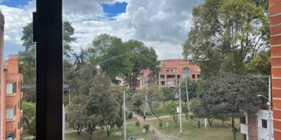 ¡Descubre este especial apartamento, ideal para tu familia! Ubicado en una calle tranquila cerrada y a solo pasos de un hermoso parque, en una zona privilegiada a cinco minutos de Unicentro , rodeado de recursos y comodidades que facilitarán tu día a día.
El apartamento cuenta con amplios y generosos espacios iluminados, perfectos para disfrutar de momentos en familia. La cocina es funcional y está diseñada para satisfacer todas tus necesidades culinarias, además de contar con un práctico patio de ropas y un cuarto de servicio que añade comodidad a tu rutina.
Cuenta con un acogedor family room , ideal para compartir momentos inolvidables con tus seres queridos. Tiene tres amplias habitaciones,  la principal  con un walking closet 
No pierdas la oportunidad de vivir en este apartamento que combina ubicación, confort y estilo. ¡Ven a conocerlo y enamórate de tu nuevo hogar!