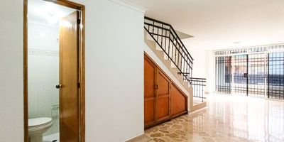 Te presentamos inmueble en el secto  de Laureles te ofrecemos este agradable apartamento de 76 m² aproximados. El inmueble cuenta con una distribución funcional: sala y comedor, dos alcobas con sus dos clósets, y una espaciosa cocina integral con zona de ropas. Podrás disfrutar de un útil balcón, citófono, y acabados en piso retal mármol. Para tu comodidad, dispone de dos baños cabinados con dos lavamanos y un parqueadero cubierto sencillo.