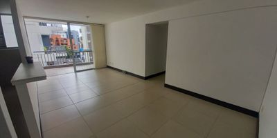 El valor del canon incluye la administración. Te presentamos esta megapropiedad tipo apartamento ubicado en edificio en el exclusivo sector de la Circunvalar, Pereira. Disfruta de los privilegios de estar cerca a todo. Este apartamento cuenta con sala comedor con balcón, cocina integral y zona de ropas con calentador, baño social o de habitaciones completo, 2 habitaciones secundarias con closet, la habitación principal con vestier y baño privado. Adicionalmente, cuenta con parquedero en sótano y cuarto útil.
