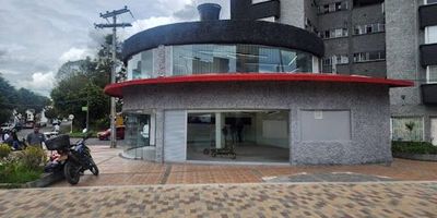 Magnífico local dúplex de 183 m, ubicado sobre la Calle 100, frente al Centro Comercial Floresta, en una de las zonas más comerciales y transitadas de la ciudad. Su ubicación estratégica ofrece excelente acceso y visibilidad desde varios frentes, convirtiendo en una vitrina ideal para posicionar tu marca.El espacio cuenta con baño, área para cocineta, amplios ventanales que garantizan iluminación natural y una panorámica total sobre la vía principal. Su uso mixto permite desarrollar todo tipo de negocio almacén, concesionario de motos o vehículos, showroom, entre otros.Se encuentra en excelente estado,dentro de un entorno comercial consolidado, rodeado de marcas reconocidas.Un local con trayectoria y proyección, que está listo para recibir tu empresa o marca