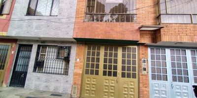 Estupenda casa en Bosques de Mariana, con una ubicación ideal para disfrutar en familia, cerca de la carrera 110A, almacenes de cadena, estaciones de alimentadores y parques. La casa cuenta con amplios espacios y una excelente iluminación natural, cocina semi-integral con estufa a gas, una amplia sala-comedor, tres alcobas, la principal con clóset, dos baños y garaje. Cualquier información adicional, contáctenos al número 3114955765 o al correo electrónico marina.bernalinmobiliariabogota.com. El equipo de Inmobiliaria Bogotá está comprometido a brindar una experiencia de vida excepcional para nuestros clientes desde el momento en que se unen a nuestra comunidad