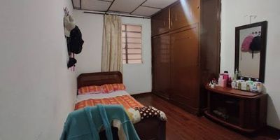 A la venta apartamento de 128 m² con siete alcobas, dos baños, cocina integral, patio amplio y sala comedor, ideal para alquiler de estudiantes gracias a su distribución y capacidad. Se vende completamente amoblado y con montaje a puerta cerrada, lo que garantiza una inversión segura y práctica. Actualmente se encuentra totalmente alquilado y genera una renta aproximada de $3.200.000 mensuales, convirtiéndose en una excelente oportunidad para quienes buscan un inmueble rentable y listo para producir ingresos desde el primer día.