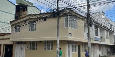 Cod.4120 CASA DE DOS NIVELES EN ARRIENDO AMPLIA Y FUNCIONAL, ESTA CASA DE DOS PISOS CUENTA EN EL PRIMER NIVEL CON SALA-COMEDOR, COCINA INTEGRAL, BAÑO SOCIAL, ZONA DE ROPAS, ALCOBA DEL SERVICIO CON SU RESPECTIVO BAÑO Y PARQUEADERO/GARAJE. EL SEGUNDO NIVEL OFRECE CUATRO ALCOBAS (LA PRINCIPAL CON BAÑO PRIVADO), UN BAÑO SOCIAL COMPLETO, UN ESTUDIO GRANDE Y UN BALCÓN. 