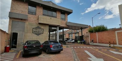 9649FR820 ? ¡Tu casa ideal te espera en Cortijo de Serrezuela – Mosquera!
Espacios amplios, iluminación natural y excelentes zonas comunes para vivir con total comodidad y seguridad.

✨ Distribución inteligente en 3 niveles:
? Primer nivel: Sala amplia y comedor independientes, cocina integral en L, baño social y amplio patio iluminado.
? Segundo nivel: 2 habitaciones con clóset, baño con espacios separados (lavamanos e inodoro), y área de estar o estudio con balcón privado.
? Tercer nivel: Habitación principal con walking closet, baño privado y balcón.

?2 Parqueaderos privados

? Gas natural
? Parqueadero para visitantes
? Vigilancia 24/7

? Amenidades del conjunto:
? Cancha de squash y tenis
?️ Gimnasio totalmente equipado
? Sauna y turco
? Zona BBQ y salón comunal
? Amplias zonas verdes y juegos infantiles

? Ubicada en Mosquera, en un entorno tranquilo y de alta valorización.
? ¡Agenda tu visita hoy! Vive como siempre lo soñaste.  ?? 3059460229

 
