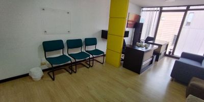 OFICINA EN VENTA EN CENTRO DE MANIZALES

Oportunidad para profesionales o emprendedores que buscan una sede corporativa en el corazón comercial de la ciudad. Ideal para un negocio que requiera una ubicación premium con fácil acceso, vigilancia y el valor añadido de una vista panorámica.

Detalles de la Oficina Amoblada

Esta oficina de 21 m2 se encuentra en un piso 10, ofreciendo una vista panorámica que inspira y un ambiente de trabajo libre de distracciones. El espacio es amoblado y cuenta con piso laminado, además de servicios comunes como baños auxiliares para todas las oficinas y una cocineta compartida. La propiedad incluye un garaje privado, lo que es un gran beneficio en la zona céntrica, y cuenta con ascensor para un acceso cómodo. La seguridad está garantizada con portería, vigilancia y sistema de alarma, con llaves disponibles en la recepción.

Entorno y Acceso Estratégico

La ubicación es estratégica en el centro de Manizales, sobre una vía principal y en plena zona comercial con alto flujo de clientes potenciales. El edificio ofrece acceso pavimentado y cuenta con facilidades para discapacitados. El entorno está rodeado de centros comerciales, centros médicos, universidades y transporte público cercano.

Contáctanos

Asegura la sede perfecta para tu negocio en este edificio de alto nivel con una administración de doscientos cincuenta y siete mil. Escríbenos ahora mismo a nuestro WhatsApp para coordinar una visita y conocer esta excelente opción de compra.


 
