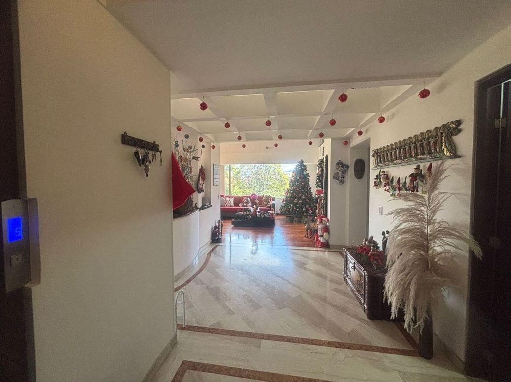 Apartamento de 4 alcobas en venta en Santa Barbara Central, Bogotá, 352 m² · foto 2 de 20