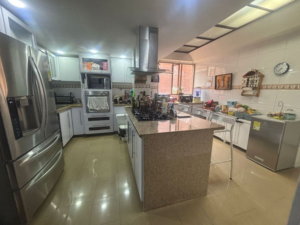 Apartamento de 4 alcobas en venta en Santa Barbara Central, Bogotá, 352 m² · foto 14 de 20