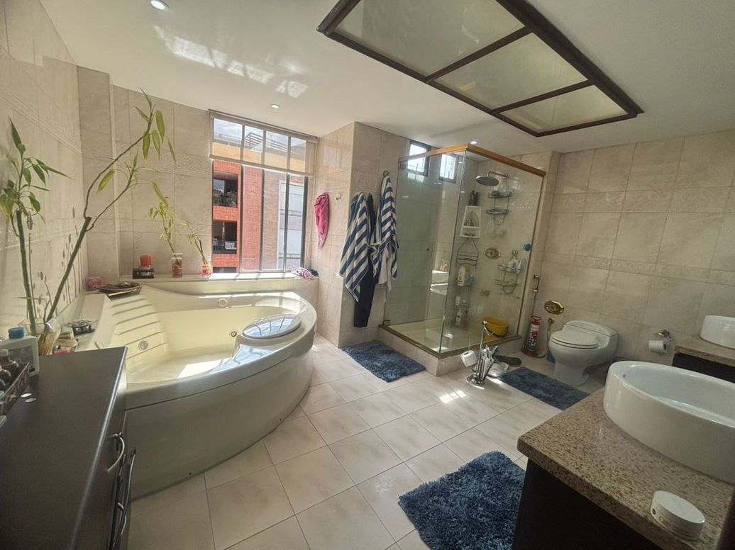 Apartamento de 4 alcobas en venta en Santa Barbara Central, Bogotá, 352 m² · foto 18 de 20