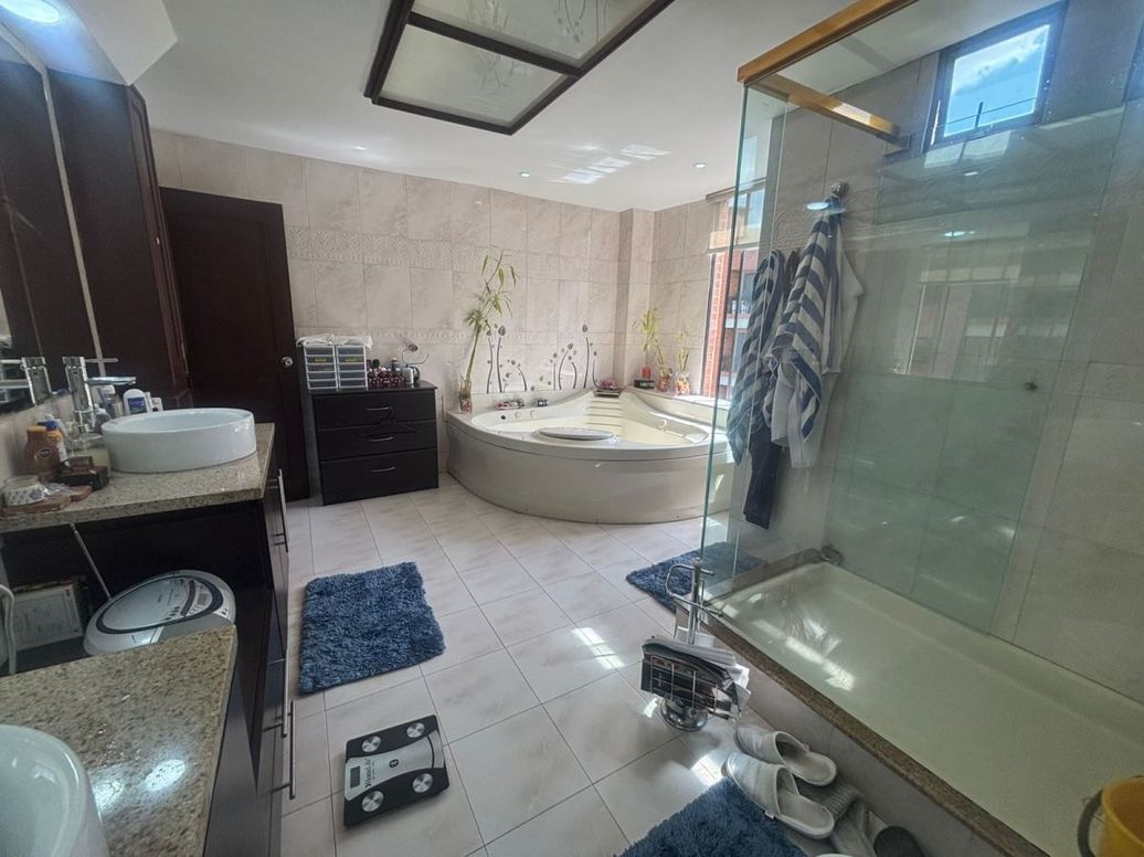 Apartamento de 4 alcobas en venta en Santa Barbara Central, Bogotá, 352 m² · foto 17 de 20