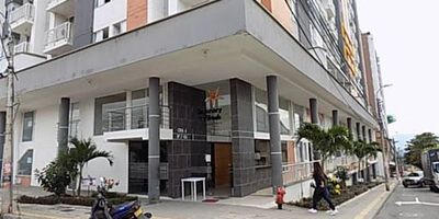 Apartamento en arriendo barrio casco antiguo, ubicación exterior, cuarto piso, 62 metros cuadrados. 3 alcobas con closet, 1 baño principal y 1 baño auxiliar con división en vidrio templado, cocina integral con estufa y extractor, sin horno, sin calentador, zona de ropas, sala comedor con balcón, hall de alcobas y parqueadero asignado. El edificio cuenta con portería, recepción, citófono, ascensor, circuito cerrado de tv, vigilancia 7x24, parqueadero visitantes, salón social, zona de niños, zona de bbq, gimnasio, cancha múltiple, zonas verdes, sauna, piscina adultos, piscina niños.