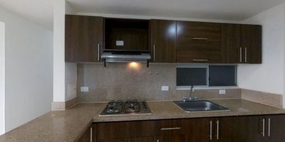 Apartamento Remodelado en Navarra Castilla Reservado – Tintala, Kennedy

Venta de apartamento de 65 m², con vista interior que garantiza tranquilidad y buena iluminación. Ubicado en 2° piso con acceso por ascensor y parqueadero propio.

Distribución práctica: 3 habitaciones, 2 baños, sala-comedor, cocina integral y zona de lavandería. Pisos laminados en áreas sociales y habitaciones, cerámica en cocina y baños.

Conjunto con salón comunal, zonas verdes, parque infantil y vigilancia 24/7. Cerca de Tintal Plaza, Tienda Ara, D1, Éxito, Homecenter, colegio Agustiniano Tagaste y rutas SITP. Vías de acceso por Calle 9 y Carrera 90A.

Vista interior
Totalmente remodelado
Aceptamos todos los bancos

Agenda tu visita y conoce tu próximo hogar hoy mismo.

H1.
