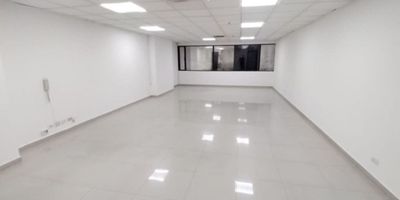Oficina en Centro Empresarial Américas II – 67 m².

Espacio corporativo de alto nivel, diseñado para empresas que buscan proyección, comodidad y eficiencia.

Dispone de 1 baño y 1 parqueaderos privados.

Ubicada en una torre de 12 pisos, reconocida por su arquitectura contemporánea y ubicación estratégica en Barranquilla, el Centro Empresarial Américas II se ha consolidado como uno de los íconos corporativos de la Costa Norte.

El edificio ofrece lobby de doble altura, cinco ascensores, salón de conferencias, dos salas de juntas, planta eléctrica con suplencia total, baterías de baños por piso, sistema de rociadores, más de 360 parqueaderos internos y más de 100 para visitantes.

Un entorno donde la infraestructura, el diseño y la ubicación se combinan para impulsar el crecimiento de tu empresa.
