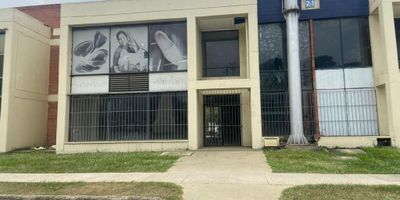 Se alquila bodega en ACOPI conjunto cerrado, cerca a Cali, recta Cali, Yumbo. Cuenta con patio de maniobras, portería las 24 horas, altura de 10 metros, energía trifasica, piso tráfico pesado, puerta alta ingreso de tractomulas. VALOR DEL CANON: $8.500.000 más IVA. Para mas información favor comunicarse a inmobiliaria Suma PBX 602 5532727 - 315 5019033