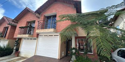 Casa en arriendo en exclusivo sector  El Caney San Antonio de Pereira, tiene 2 niveles, garaje electrico, jardin, patio, 3 habitaciones, estudio, 3 baños, cocina abierta, vigilancia 24 horas
