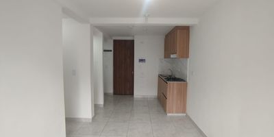 Apartamento en arriendo en Colinas de Suba, sector residencial, exclusivo, ideal para quienes buscan comodidad y buena ubicacion, Apartamento de 40 m, con 1 alcoba y un estudio, 1 bano, sala-comedor, cocina integral. Cuenta con iluminacion LED, calentador a gas, hall de alcobas, ventanas grandes con seguro y pisos en ceramica. Su ubicacion es estrategica: Colinas de Suba se articula principalmente por la Avenida Suba y la Avenida Boyaca  vias principales que facilitan la movilidad hacia el norte, sur y oriente de Bogota.  Esto permite acceder con facilidad a transporte publico, incluyendo estaciones del sistema TransMilenio. 
Wikipedia. En los alrededores encontraras multiples comodidades: centros comerciales, supermercados, bancos y comercio local, lo que otorga confort y practicidad para la vida diaria. Este apartamento es perfecto para una persona sola o pareja que busca un espacio funcional, acogedor y con facil acceso a servicios, transporte. 
