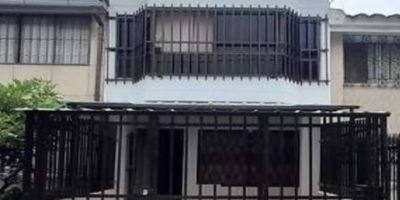 GRAN OPORTUNIDAD DE INVERSION¡
CASA de 3 niveles totalmente terminados, ubicada en calle vehicular y con vigilancia, cerca a avenidas principales, centros comerciales, y zona rosa de Cali.
la propiedad cuenta con 1 parqueadero de carro y 4 de motos.
En el primer piso encontramos  un apartamento dúplex con 2 habitaciones, 2 baños completos, cocina amplia, sala comedor, patio.
En el segundo piso  un apartamento con 1alcoba con closet, 1 baño, cocina y zona de oficios. 
En el tercer piso encontramos un apartamento con una habitación amplia con su closet, 1 baño, cocina y sala comedor super iluminado y ventilado.
lo mejor de todo es que cuentan con entradas independientes y  el SEGUNDO Y TERCER PISO se te entregan AMOBLADOS.
AGENDA TU CITA YA.