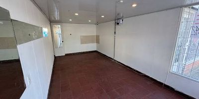 Local comercial de 21,56 m2 ubicado en un sector tranquilo y de excelente acceso en el barrio Los Andes. Cuenta con un espacio abierto, buena iluminación, baño privado, sistema de vigilancia por circuito cerrado de televisión y sensor de rompimiento de vidrio, con frente enrejado que brinda seguridad. Es ideal para oficinas, consultorios, pequeños comercios, servicios o emprendimientos que busquen una ubicación estratégica cerca de la Av. 100 y zonas residenciales consolidadas.