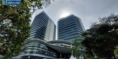 Oficina para arriendo de 57,43 metros cuadrados de área total aproximada, y 55,42 de área privada aproximada, con parqueadero cubierto sencillo. Ubicada en Edificio de dos torres,  con 4 y 6 ascensores, cuenta además con portería, zona de comidas para empleados dotada de hornos microondas y dispensador de snacks, escaleras eléctricas, citofonía virtual, auditorio con capacidad para 100 personas y 250 parqueaderos para visitantes, cerca a Centros Comerciales como Oviedo, Santa Fe, La Strada, San Fernando Plaza; y por quedar sobre vía principal, tiene fácil acceso a transporte público y Rutas Integradas al Sistema Metro; adicionalmente tiene cercanía a la Estación Aguacatala y a la Avenida Las Vegas. El canon incluye la cuota de administración y al momento no se le debe sumar el IVA del 19 porciento. Es de tener en cuenta que a cada oficina se le cobra el consumo por agua helada para el enfriamiento de las torres a los aires acondicionados.