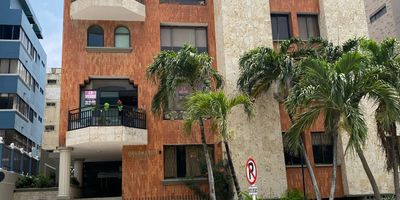 Gran apartamento en edificio del sector exclusivo Altos de Riomar, cercano a parque Bosques del Norte, CC Plaza del Parque y sedes del CC Buenavista, diveras rutas para facil acceso.

Ubicado en primer piso el apartamento cuenta con sala comedor, cocina integral, zona de labores con patio, hall de alcobas, estudio, 3 alcobas, 3 baños, cuarto de servicio y parqueadero privado.

Edificio ofrece recepcion, zonas verdes con jardin, vigilancia las 24 horas y zona de parqueadero cubierto.

¡Goza de la tranquilidad del sector junto a tu familia aqui!

¡Contactanos!