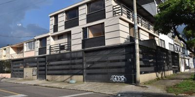 Arriendo Apto 101 en el barrio Ciudad Jardín Sur, recién remodelado, que cuenta con sala-comedor, cocina integral sin estufa, dos alcobas con clósetes, un baño, patio con lavadero, pisos en cerámica; incluye opción de parqueadero únicamente para moto y los servicios de agua, luz y gas dentro del canon de arrendamiento; es ideal para máximo tres personas, con un incremento de $200.000 en caso de incluir una persona adicional.