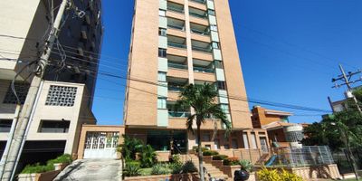 Apartaestudio en buen estado, amplio, fresco, balcón, zona de labores. El edificio cuenta con ascensor, parque infantil. Buena ubicación, zona residencial.